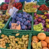 Des additifs de pneus se déposent sur les fruits et légumes, révèle une étude de l'EPFL et de l’Office fédéral de la sécurité alimentaire et des affaires vétérinaires (photo d'illustration). KEYSTONE/MARTIAL TREZZINI
